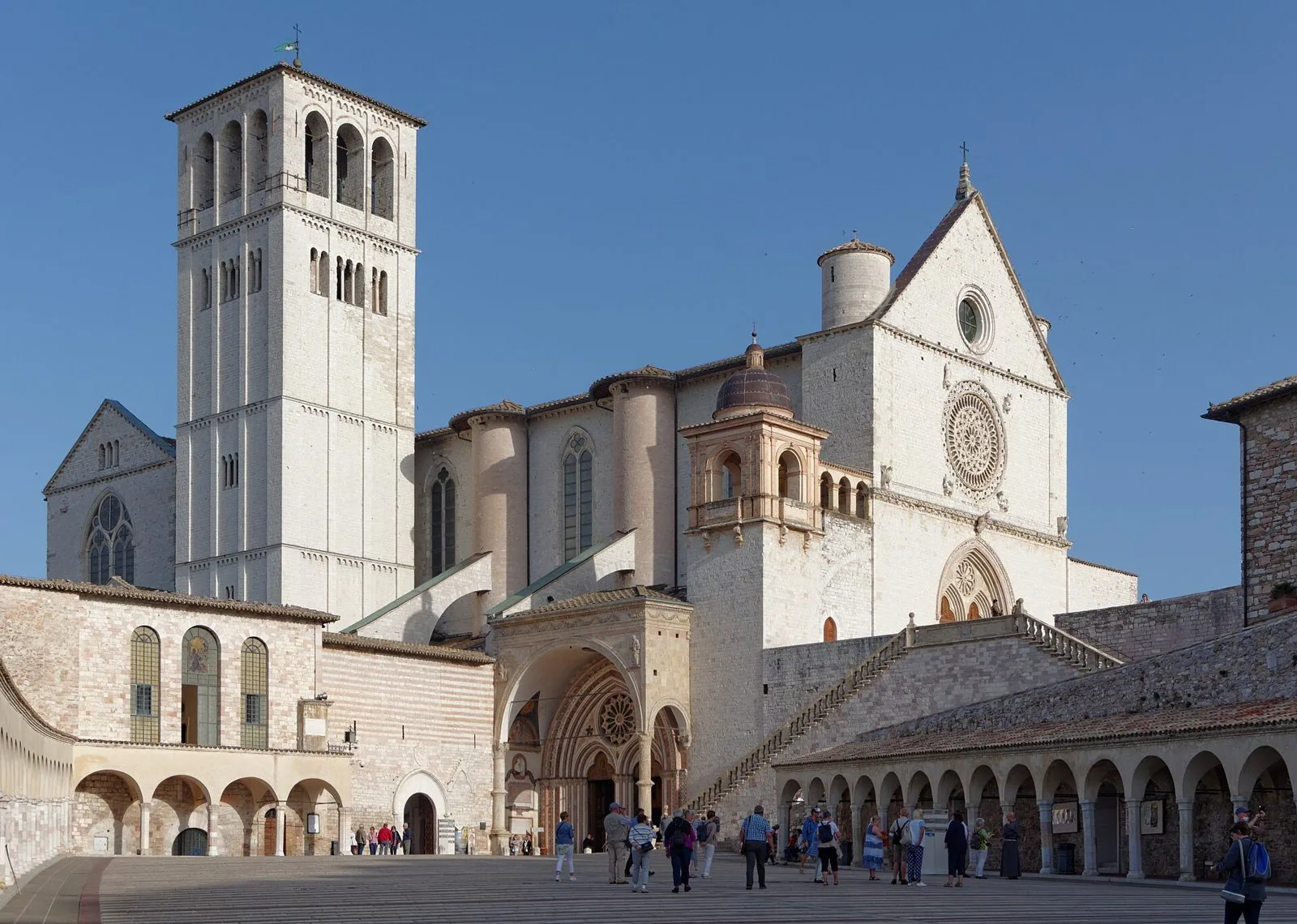 La Basilica di San Francesco ad Assisi con il campanile, la facciata della chiesa superiore con il rosone e il portico della piazza inferiore