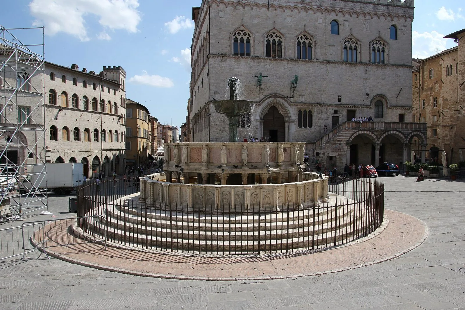 La Fontana Maggiore in Piazza IV Novembre a Perugia, con le vasche in marmo scolpito e alle spalle il Palazzo dei Priori